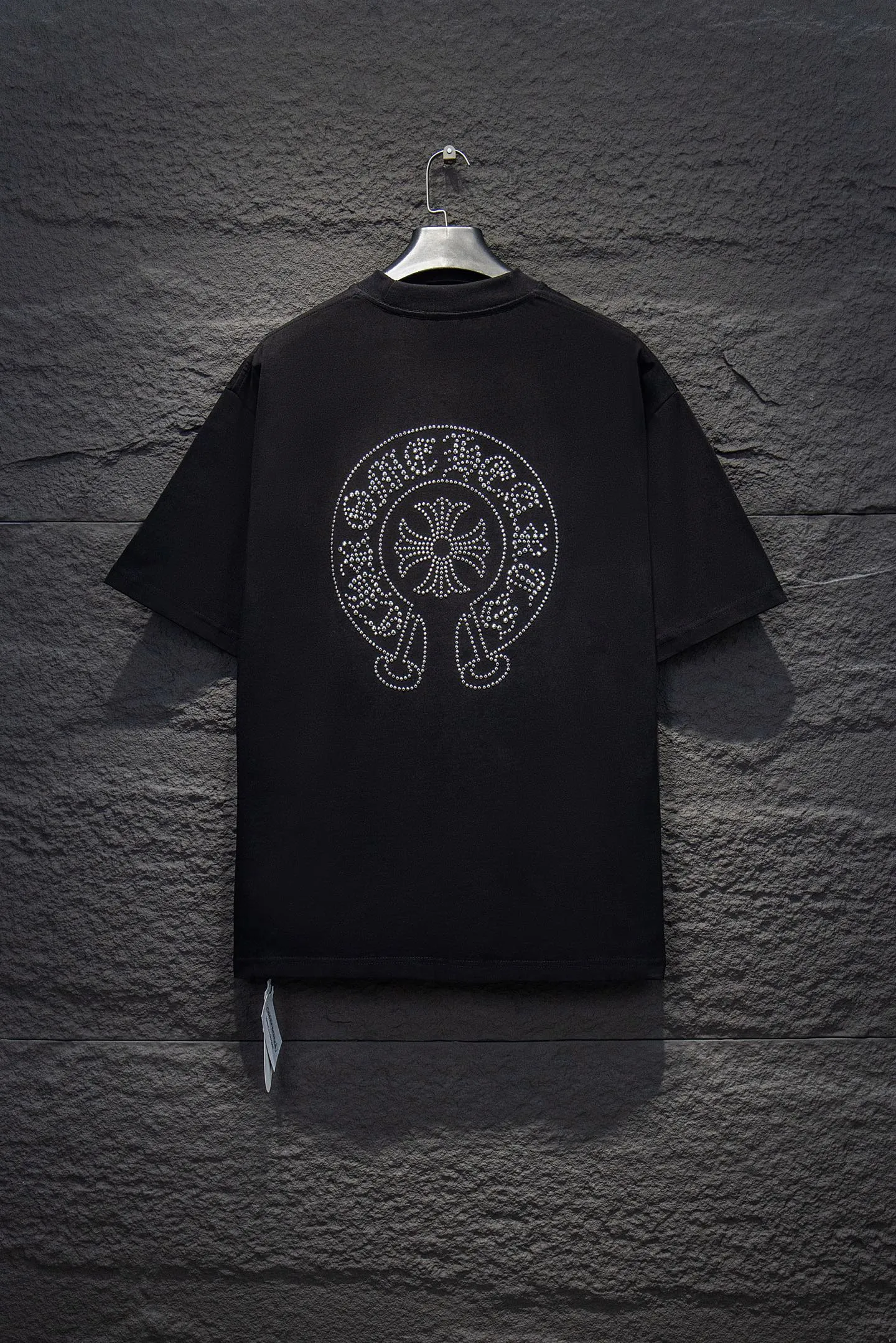 🅿️180 Style No.: 7257 🆕Chrome hearts 25ss os version is really charming and Chrome hearts is really a must-have. Each season’s new version is the best. It is very practical and can be worn casually✔️ - ⚠️100% cotton, using 32 double yarns and 260 grams of fabric Made of imported knitting needle carded cotton, the thickness is moderate, drapey and contoured, making the upper body comfortable! ! It is very tolerant to fat body types and can instantly lose five pounds after wearing it!  Specially ordered many Austrian hot diamonds, which have the bling bling effect of natural crystals under the light, with multi-faceted reflective points, and the production cost is extremely high. The laser molding includes a computer engraving machine and a laser machine, which are accurate in granular units. Finally, it is hot and set at high temperature. After the hot stamping, the firmness needs to be tested repeatedly on the hot stamping. It can show colorful reflections under the light. The collar webbing extends to the shoulders for reinforcement, and the stitching at the joints. The hem and cuffs are all made with 0.2mm gauge double-thread turning. It is carefully produced at a high cost. The attitude of making goods with a magnifying glass restores the quality and effect of the product. The full set of customized accessories only presents every detail to the customer. Printing with film printing, 50,000 positioning, which is very time-consuming. The addition of handmade elements to the body greatly increases the interest of the clothing; unique visual effects. After special treatment, a unique effect is formed. An irregular hem is added to the version. This year's Kroxin is the main version. In the past two years, the oversize version has become the focus of the trend and has been a popular staple in the past two years. The change of designers has made this brand an instant hit. The progressive fashion of the times also needs the blood impact of fresh elements and trendy designs in order to continue its glory! It’s stylish both inside and outside, a must-have for high street travel! An absolute "eye-catching style" that can match couples 💏 Color: washed black white Size: S M L XL
